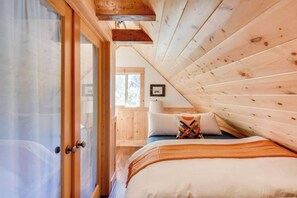 3 bedrooms, hypo-allergenic bedding, desk, iron/ironing board