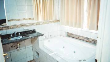 Habitación cuádruple superior | Baño | Regadera, amenidades de baño gratuitas, toallas, jabón