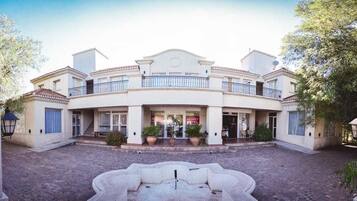 Vista frontal de la propiedad