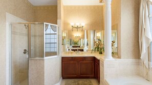 Ensemble douche/baignoire, sèche-cheveux, serviettes fournies, savon