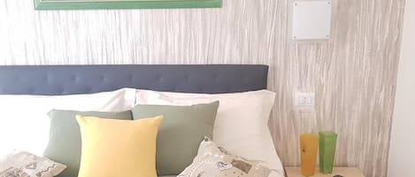 Kamar Triple Comfort | Tempat tidur Select Comfort, brankas, dan meja kerja