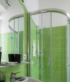 Comfort driepersoonskamer | Badkamer | Een douche, een regendouche, een haardroger, pantoffels