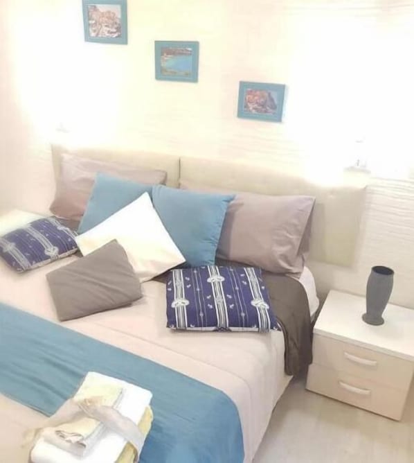 Chambre de base double, 1 grand lit | Lit avec matelas Select Comfort, coffre-fort, bureau