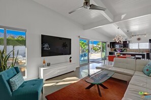 Smart TV, fireplace, offices - Palm Springs Gem - Mid-Century Modern Luxury  (Palm Springs)