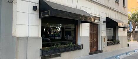 Un edificio con fachada moderna, ventanas amplias y una puerta.