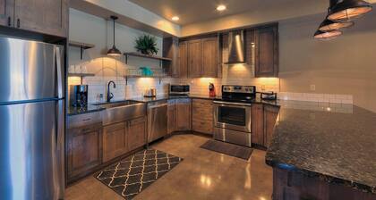 Luxurious 3 bedroom, 2 bathroom townhome. Sleeps 7, panormic views of red rocks.