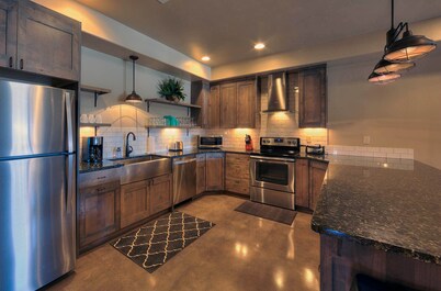 Luxurious 3 bedroom, 2 bathroom townhome. Sleeps 7, panormic views of red rocks.