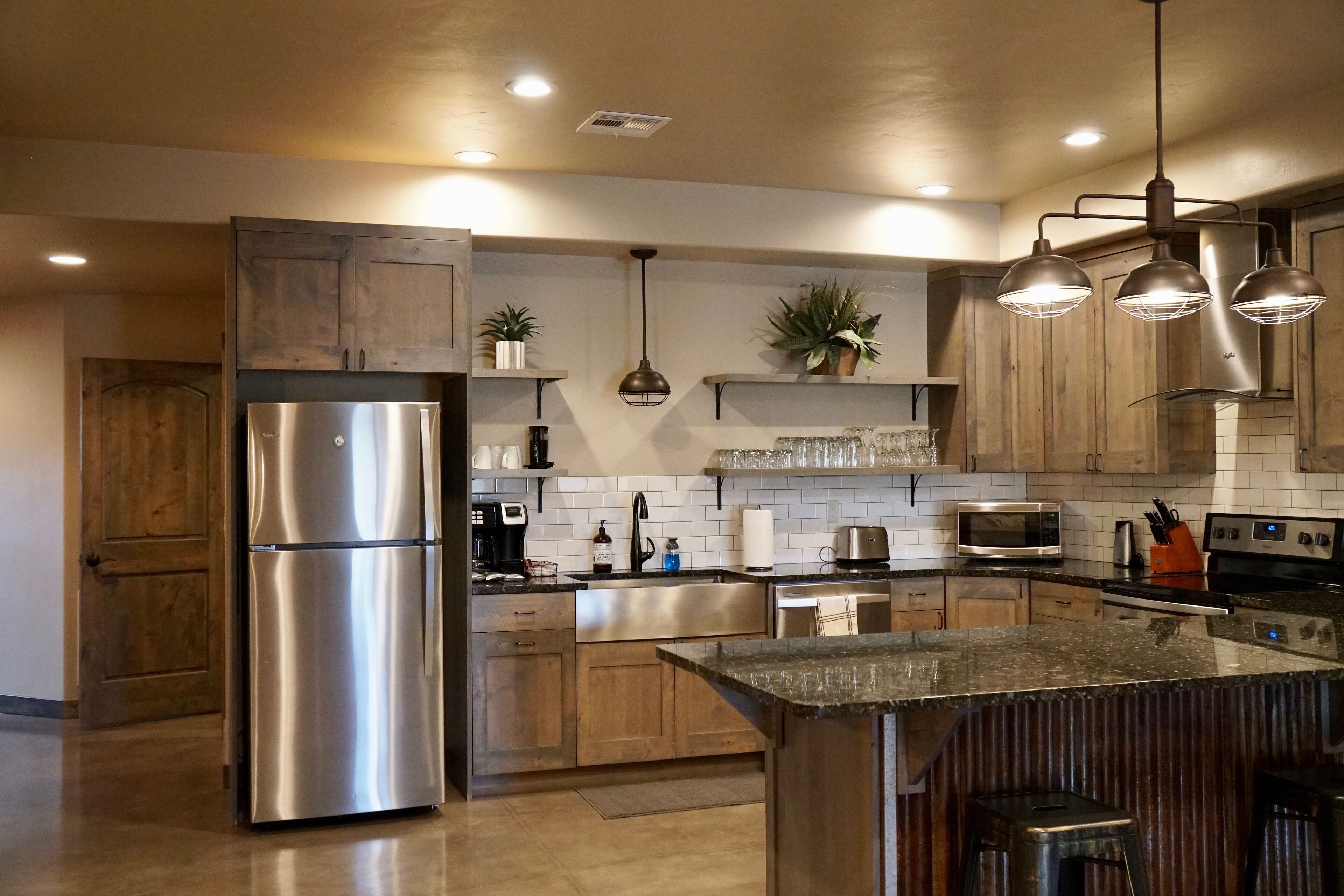 Een koelkast, een magnetron, een oven, een kookplaat