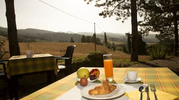Déjeuner servi sur place, spécialités Cuisine locale, vue sur le jardin