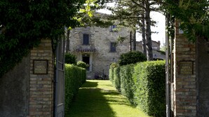 A stone building with a sign reading "Country House SANTA FELICITA PATERNA". - Country House Santa Felicita la Paterna (Città di Castello)