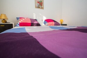 Appartement Familial, vue cour intérieure | Espace de travail pour ordinateur portable, rideaux occultants