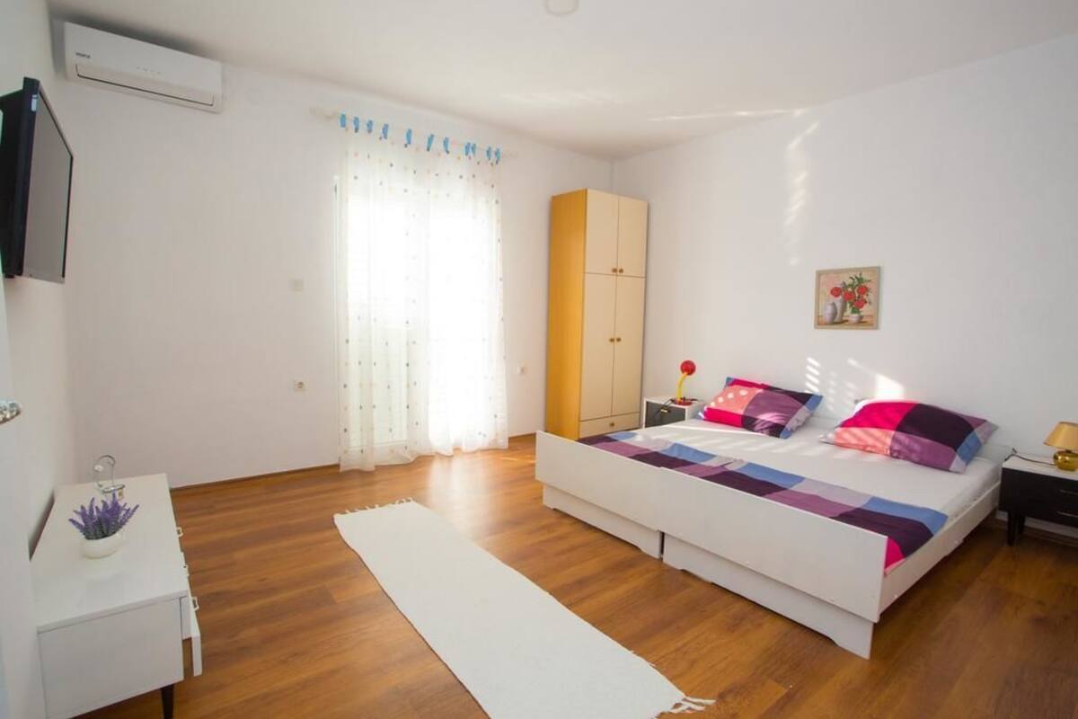 Perhehuoneisto, näköala pihalle | Kannettavalle tietokoneelle sopiva työtila, pimennysverhot