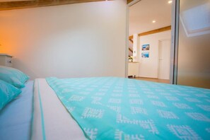 Appartamento Comfort, vista mare | Postazione laptop, tende oscuranti, ferro/asse da stiro
