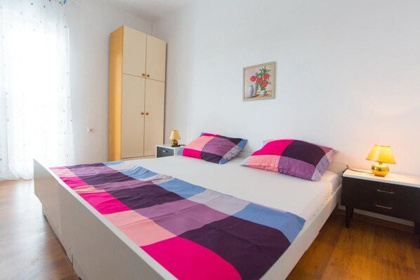 Appartement Familial, vue cour intérieure | Espace de travail pour ordinateur portable, rideaux occultants