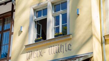A building with a sign reading "Müller-Hütte".