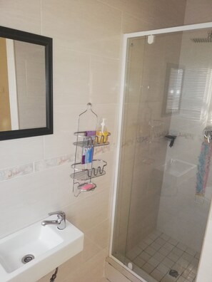 Douche, articles de toilette gratuits