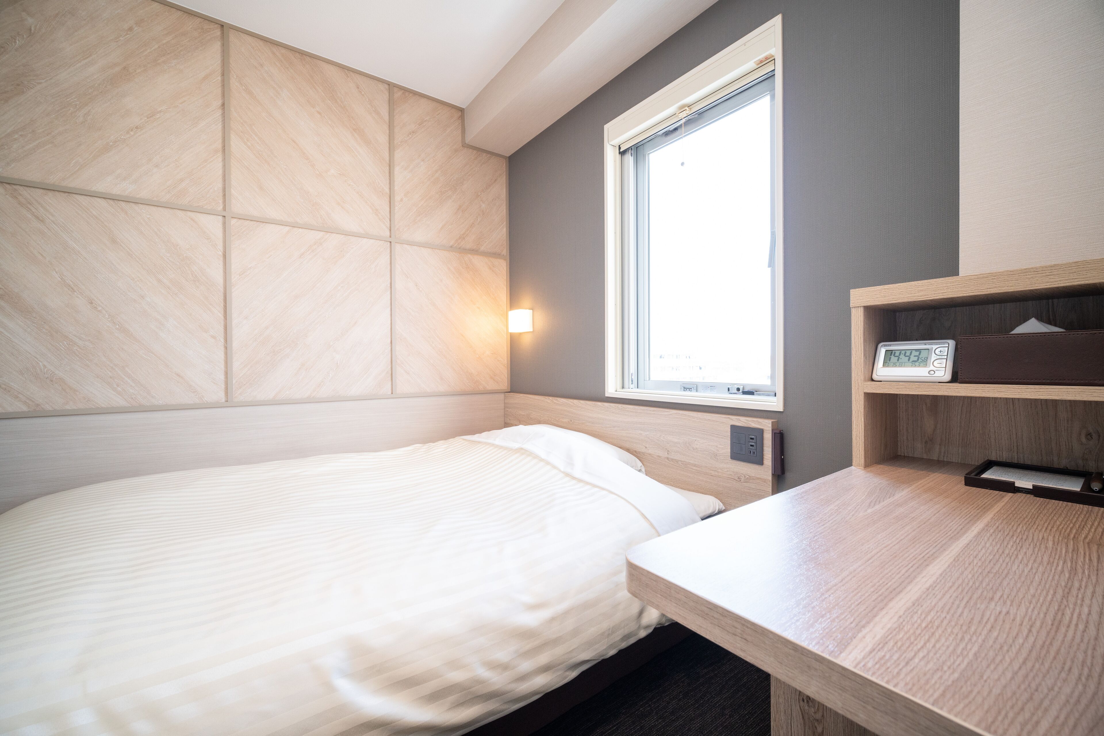 desk, free wifi, bed sheets