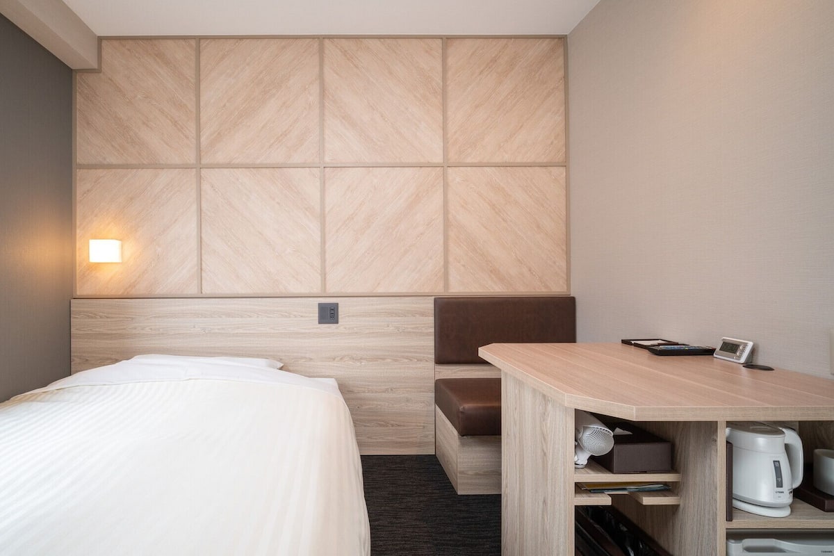 Desk, free WiFi, bed sheets