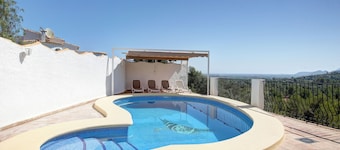 Paloma Villa con piscina privata, terrazza e veranda con vista sul mare.