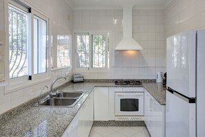 Réfrigérateur, micro-ondes, four, lave-vaisselle