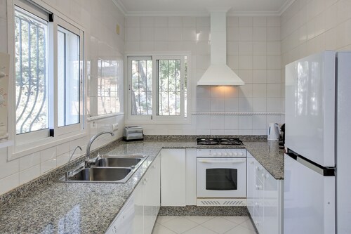 Paloma Villa mit privatem Pool, Terrasse und Veranda mit Meerblick.