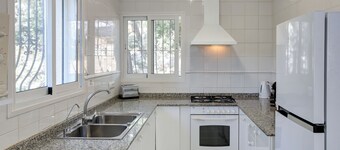 Villa Paloma, con piscina privada, terraza y porche con vistas al mar.