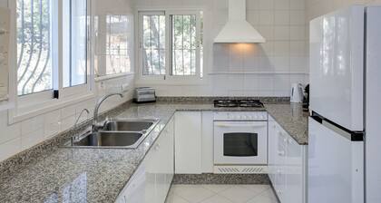 Paloma Villa mit privatem Pool, Terrasse und Veranda mit Meerblick.