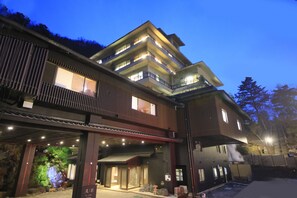 住宿正面 - 傍晚/夜晚