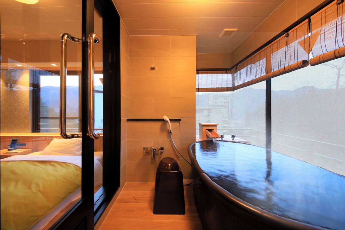 Un baño moderno con bañera, ducha y retrete.