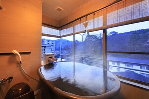 Japanese-Western style room with hot spring bath | Baño | Ducha y bañera combinadas y artículos de higiene personal gratuitos