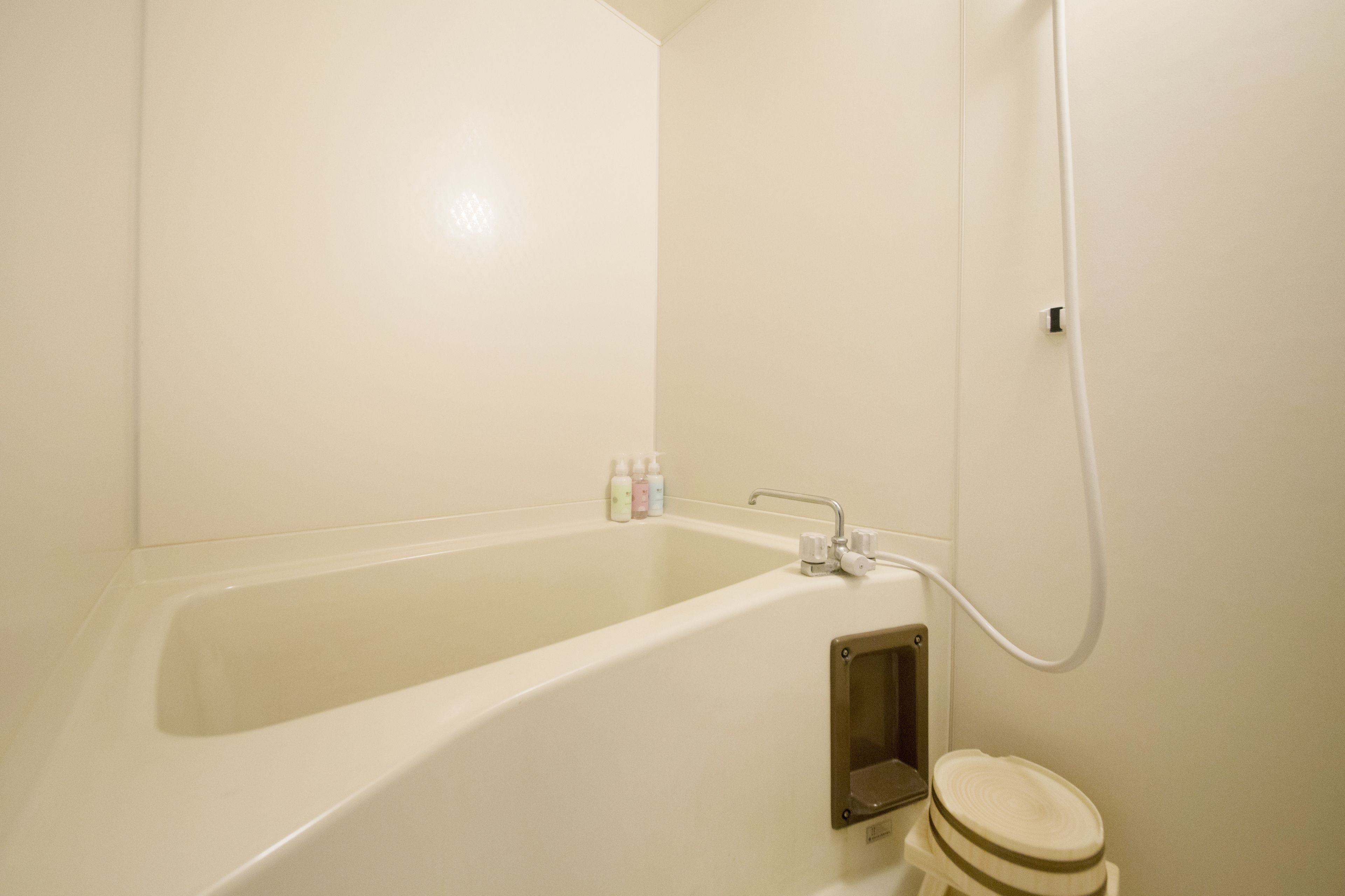 combined shower/bathtub, free toiletries, hair dryer, slippers