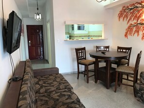 Appartement, plusieurs lits, vue ville, en angle | Coin séjour