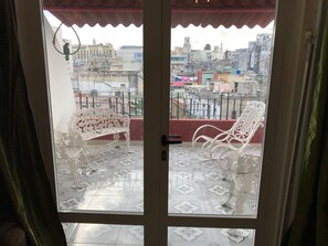 Appartement, plusieurs lits, vue ville, en angle | Terrasse/Patio