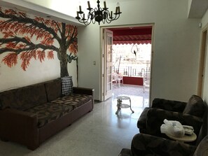 Appartement, plusieurs lits, vue ville, en angle | Coin séjour