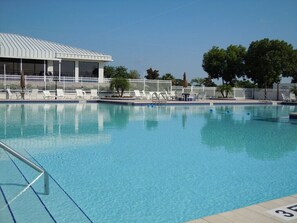 Alberca al aire libre y alberca climatizada