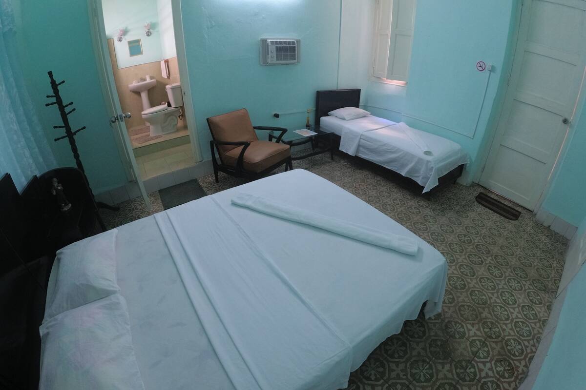 Chambre Classique, plusieurs lits, vue ville, dans la tour