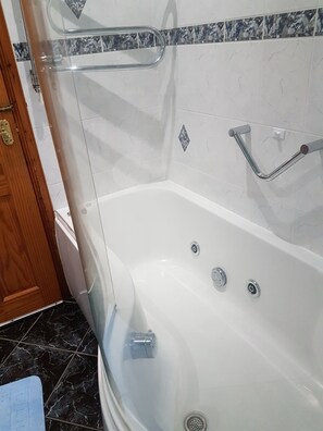 Casa exclusiva, várias camas, vista para o parque | Banheiro | Chuveiro, secador de cabelo, toalhas de banho, papel higiênico