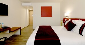 In-room safe, desk, laptop workspace, iron/ironing board - Hotel Misión Express San Juan Del Río (San Juan del Río)