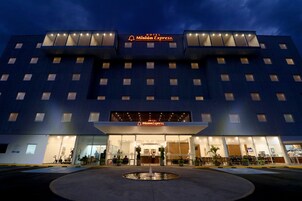 住宿正面 - 傍晚/夜晚