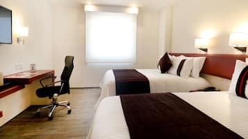 Cofres nos quartos, escrivaninha, espaço de trabalho para notebook