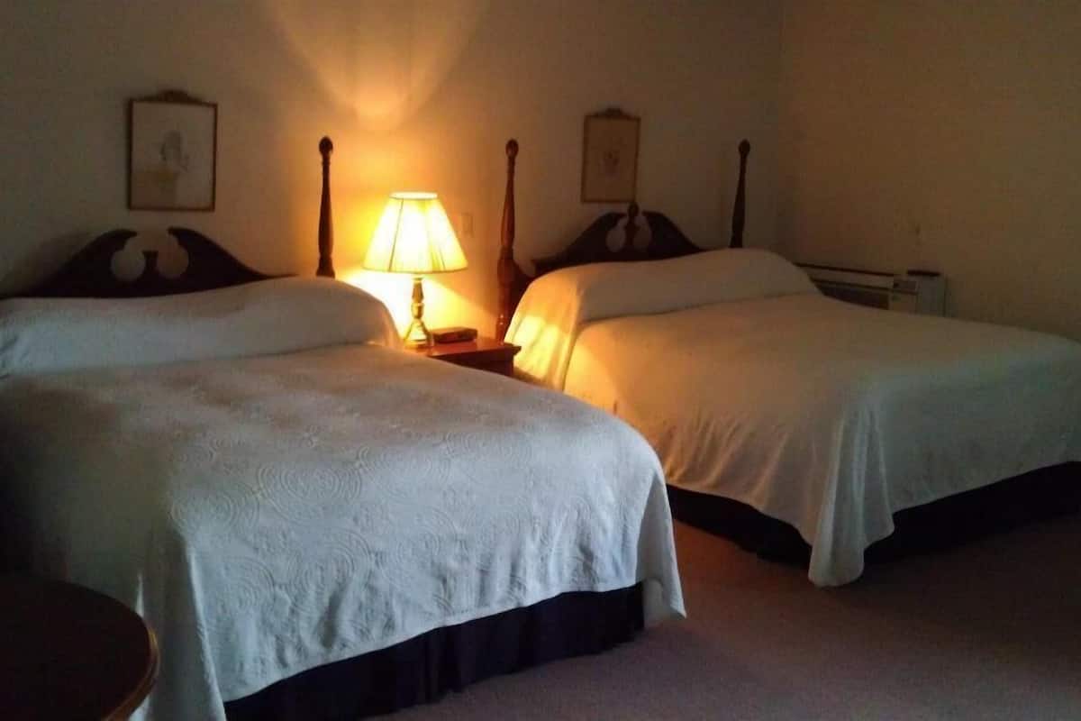 Traditional-Doppelzimmer, 2 Queen-Betten | Bügeleisen/Bügelbrett, kostenloses WLAN, Bettwäsche