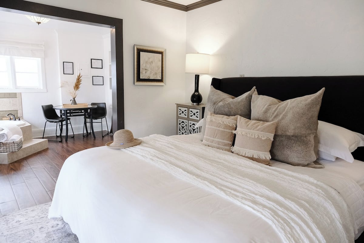 Deluxe Room, 1 King Bed (3) | 1 bedroom, Egyptian cotton sheets, premium bedding, pillowtop beds