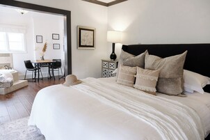 Deluxe Room, 1 King Bed (3)