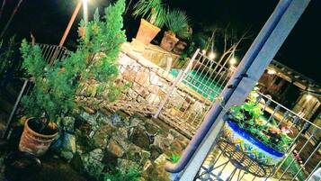 Hồ bơi ngoài trời, mở cửa từ 6:00 đến 22:00, ghế dài tắm nắng