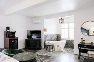 客房, 1 张特大床 (5) | 埃及棉床单、高档床上用品、加厚床垫、熨斗/熨衣板