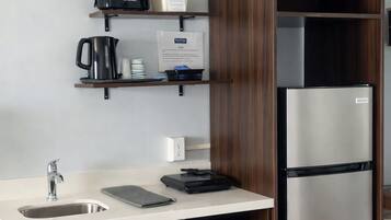 Chambre, 2 grands lits, non-fumeur, cuisinette | Cuisine privée | Mini-réfrigérateur, four à micro-ondes, cafetière-théière, congélateur