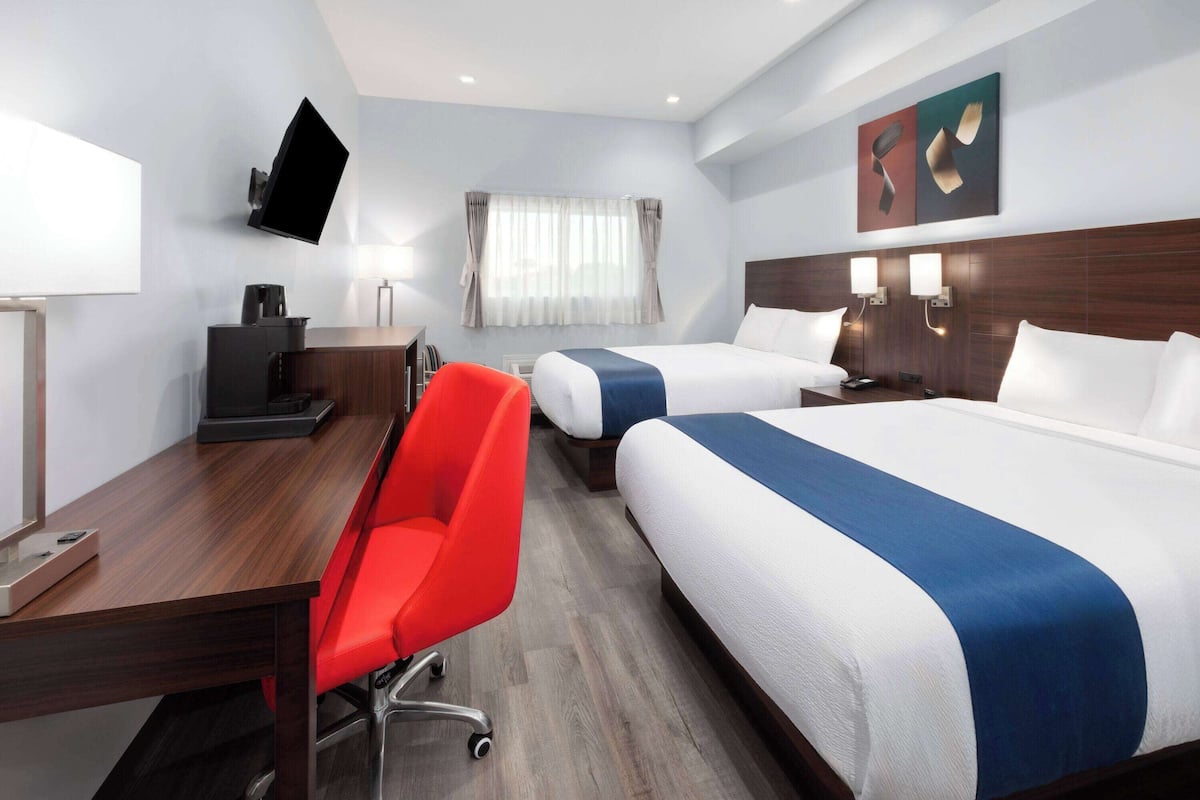 Kamer, 2 queensize bedden, niet-roken | Donzen dekbedden, pillowtop-bedden, een bureau, verduisterende gordijnen
