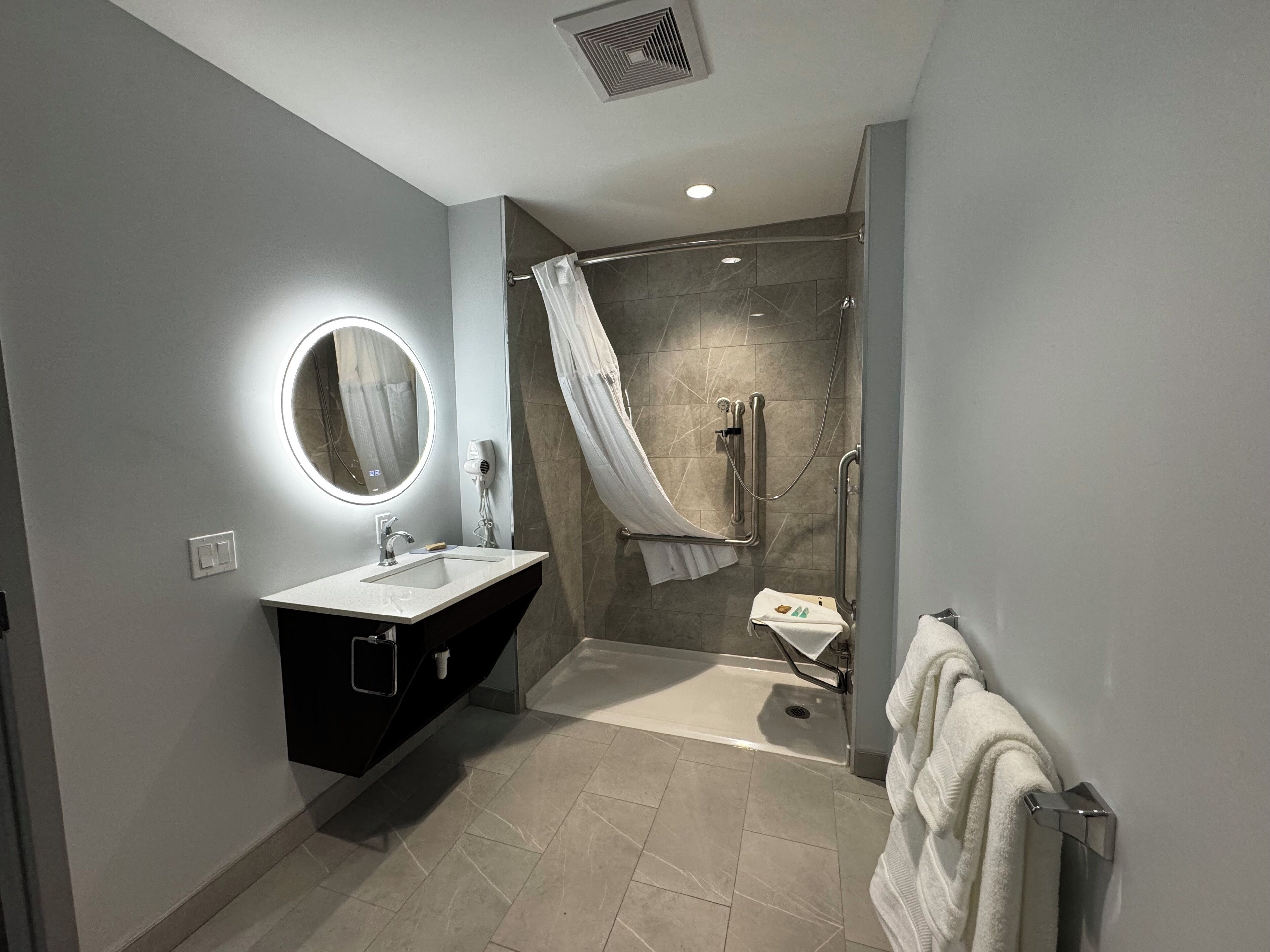 Chambre, 1 grand lit, non-fumeur (Mobility/Hearing, Roll-In Shower) | Salle de bain | Ensemble baignoire-douche, articles de toilette (gratuits)