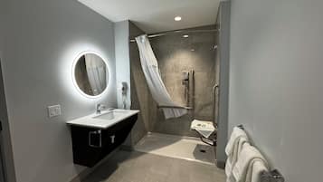 Bañera con ducha, artículos de tocador gratuitos, secador de pelo