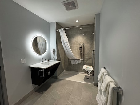 Room, 1 Queen Bed, Non Smoking (Mobility/Hearing, Roll-In Shower) | Bathroom | Combined shower/bathtub, free toiletries, hair dryer, towels. Travelodge by Wyndham Cochrane Ontario